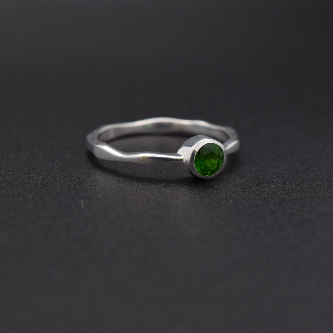 Silvaria Chrome Diopside Wavy Ring