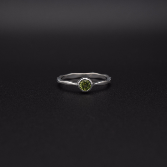 Silvaria Peridot Wavy Ring