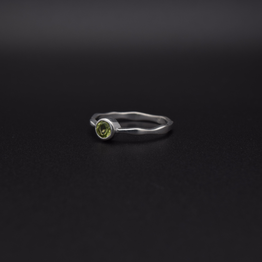 Silvaria Peridot Wavy Ring