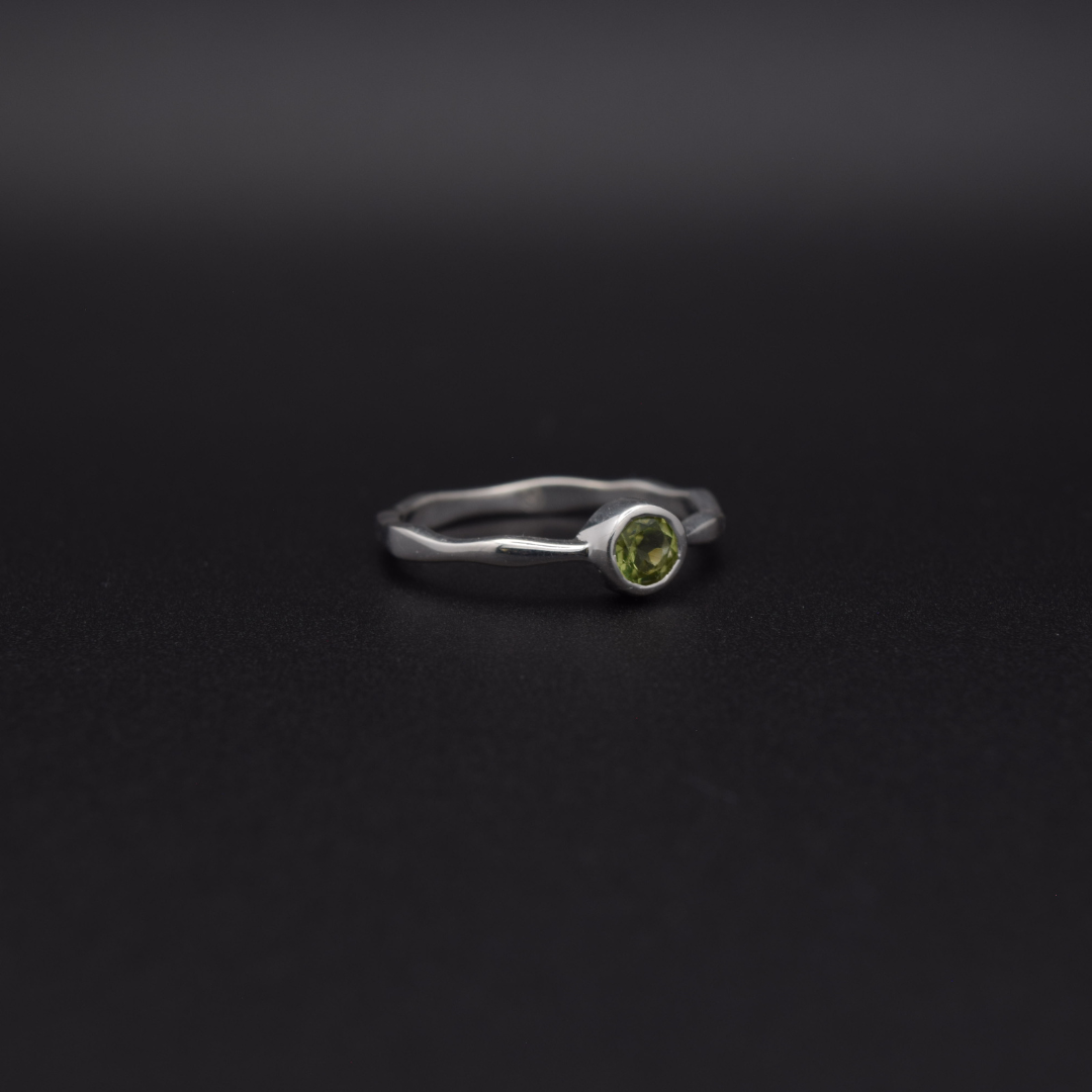 Silvaria Peridot Wavy Ring