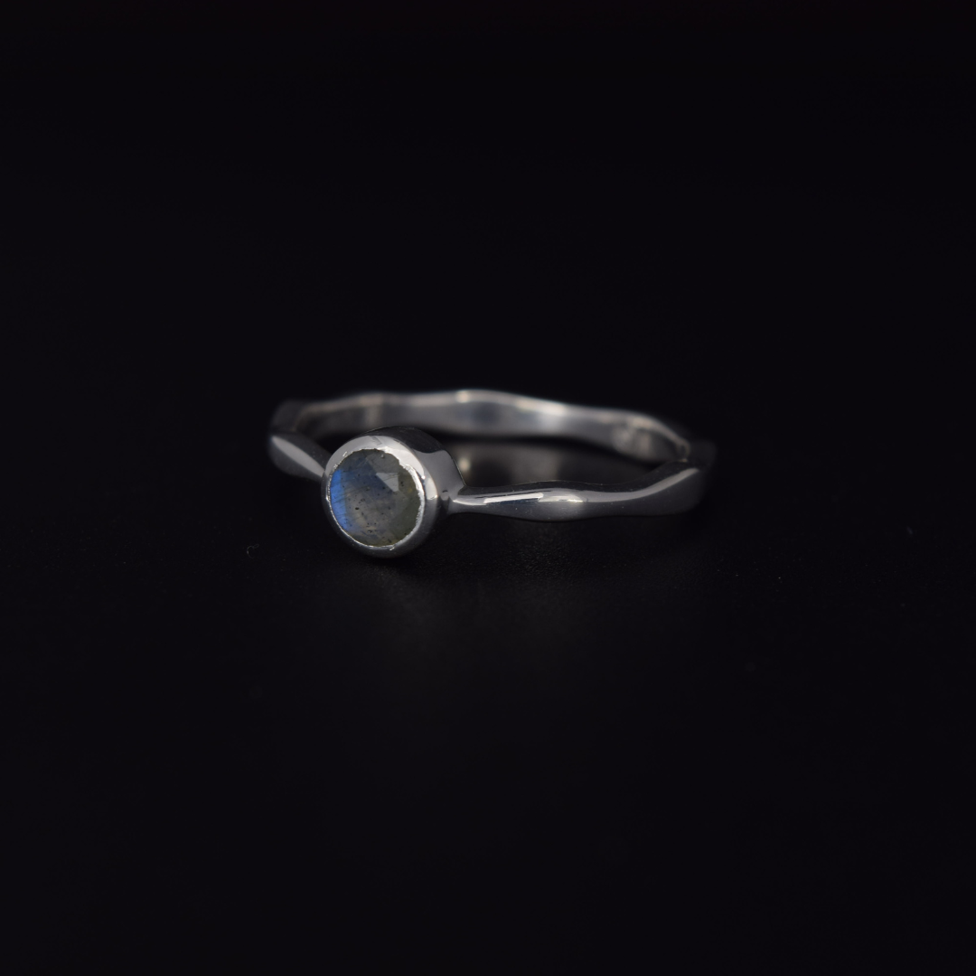 Silvaria Labradorite Wavy Ring