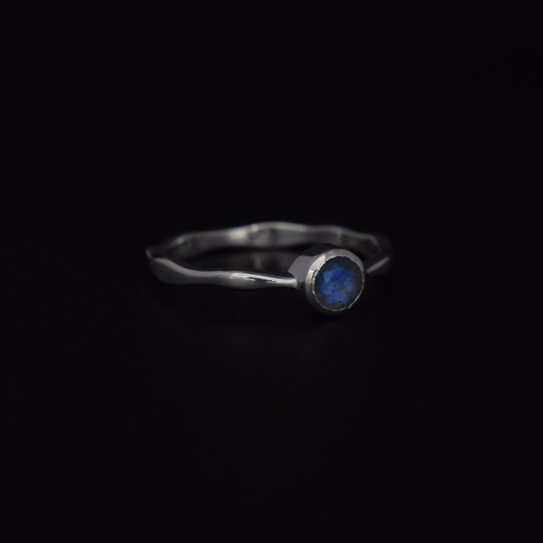 Silvaria Labradorite Wavy Ring